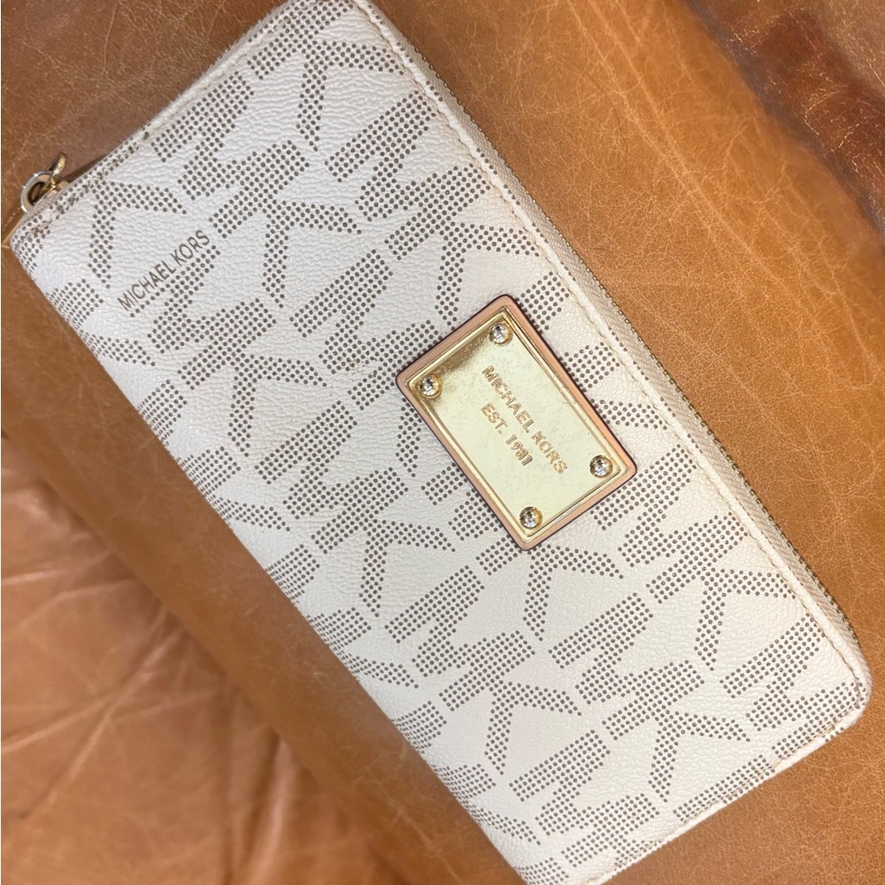 Michael Kors Jet Set Zip-Around Continental Wallet in Vanilla